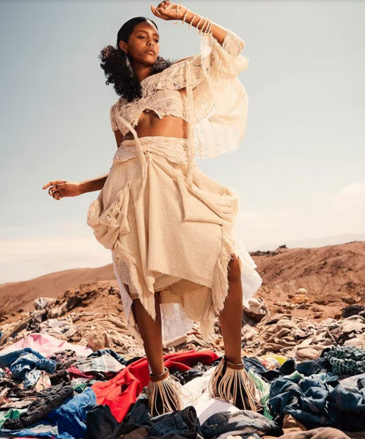 Sfilare in discarica: se una passerella nel deserto del fast fashion dà nuova vita ad abiti buttati