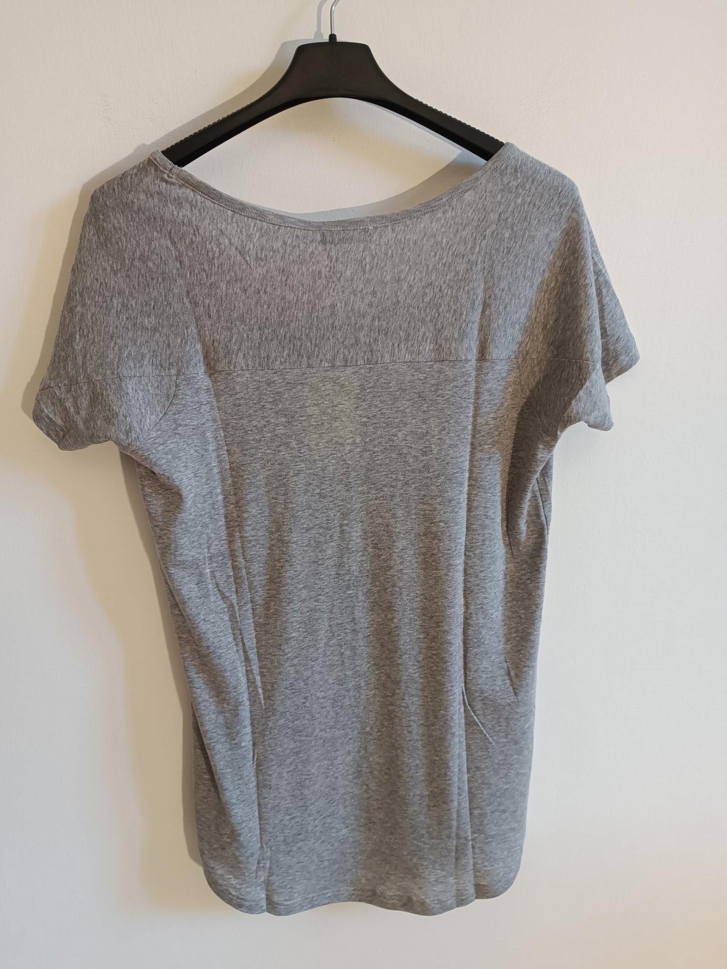 T-shirt Fred Perry Donna. 100% Cotone. Taglia S. Colore grigio. Made in Italy - GLWear #
