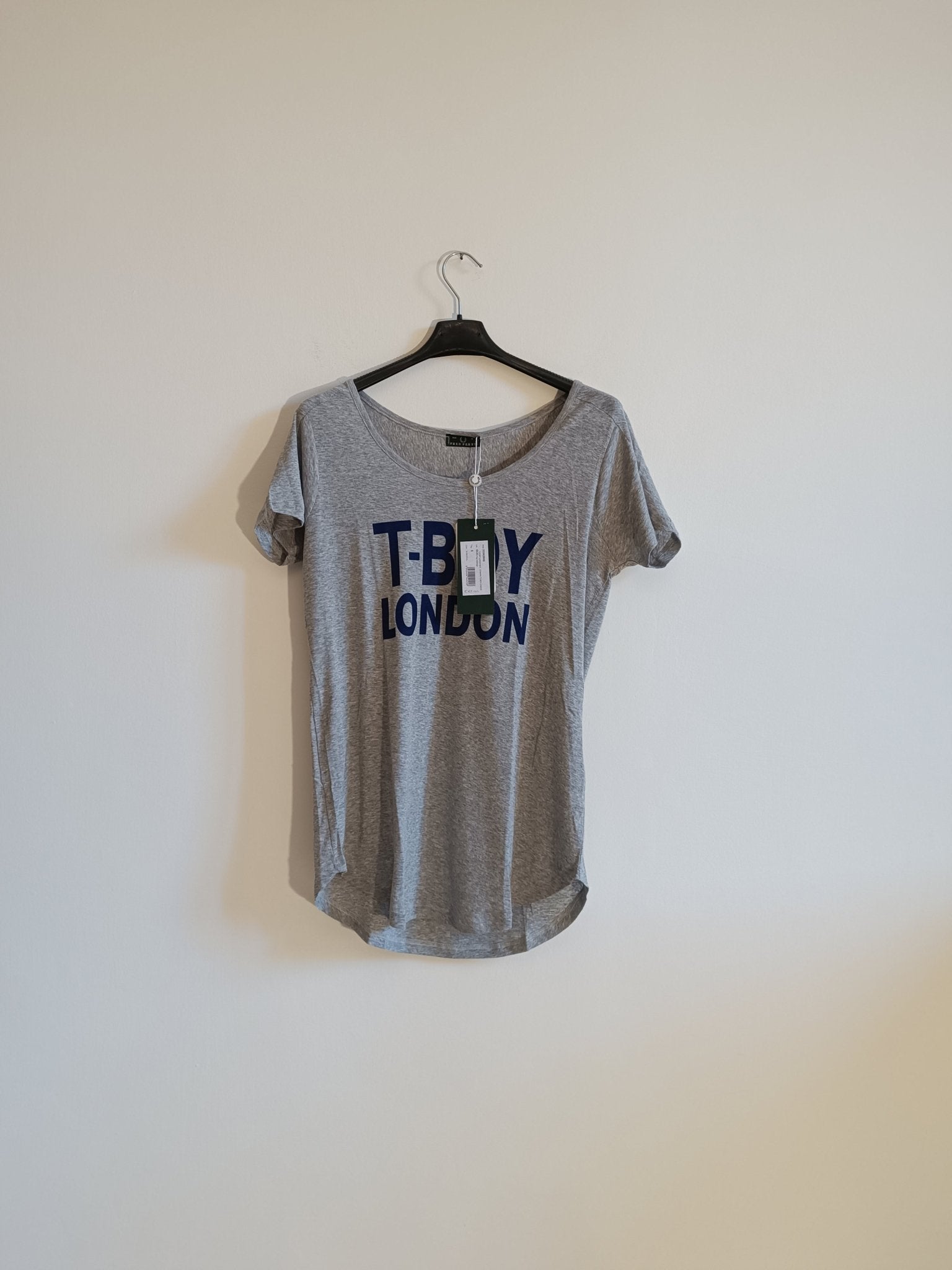 T-shirt Fred Perry Donna. 100% Cotone. Taglia S. Colore grigio. Made in Italy - GLWear #