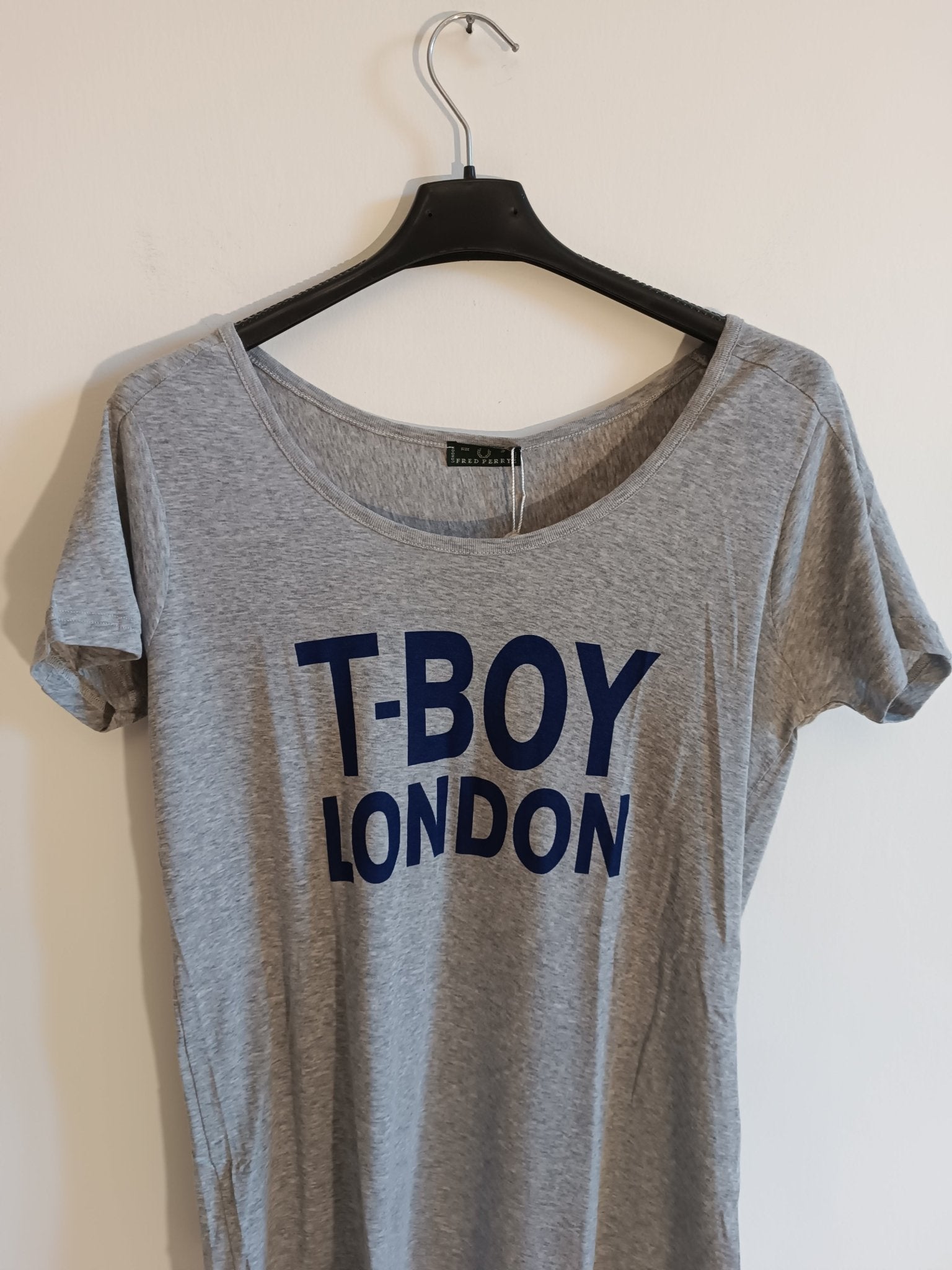 T-shirt Fred Perry Donna. 100% Cotone. Taglia S. Colore grigio. Made in Italy - GLWear #